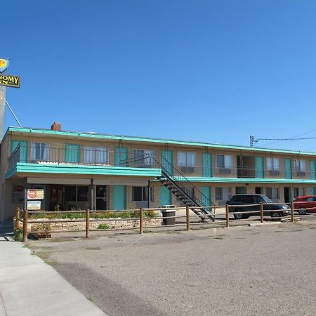 Economy Inn Ontario Eksteriør bilde