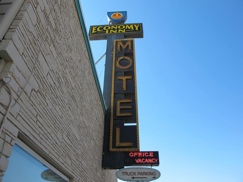 Economy Inn Ontario Eksteriør bilde